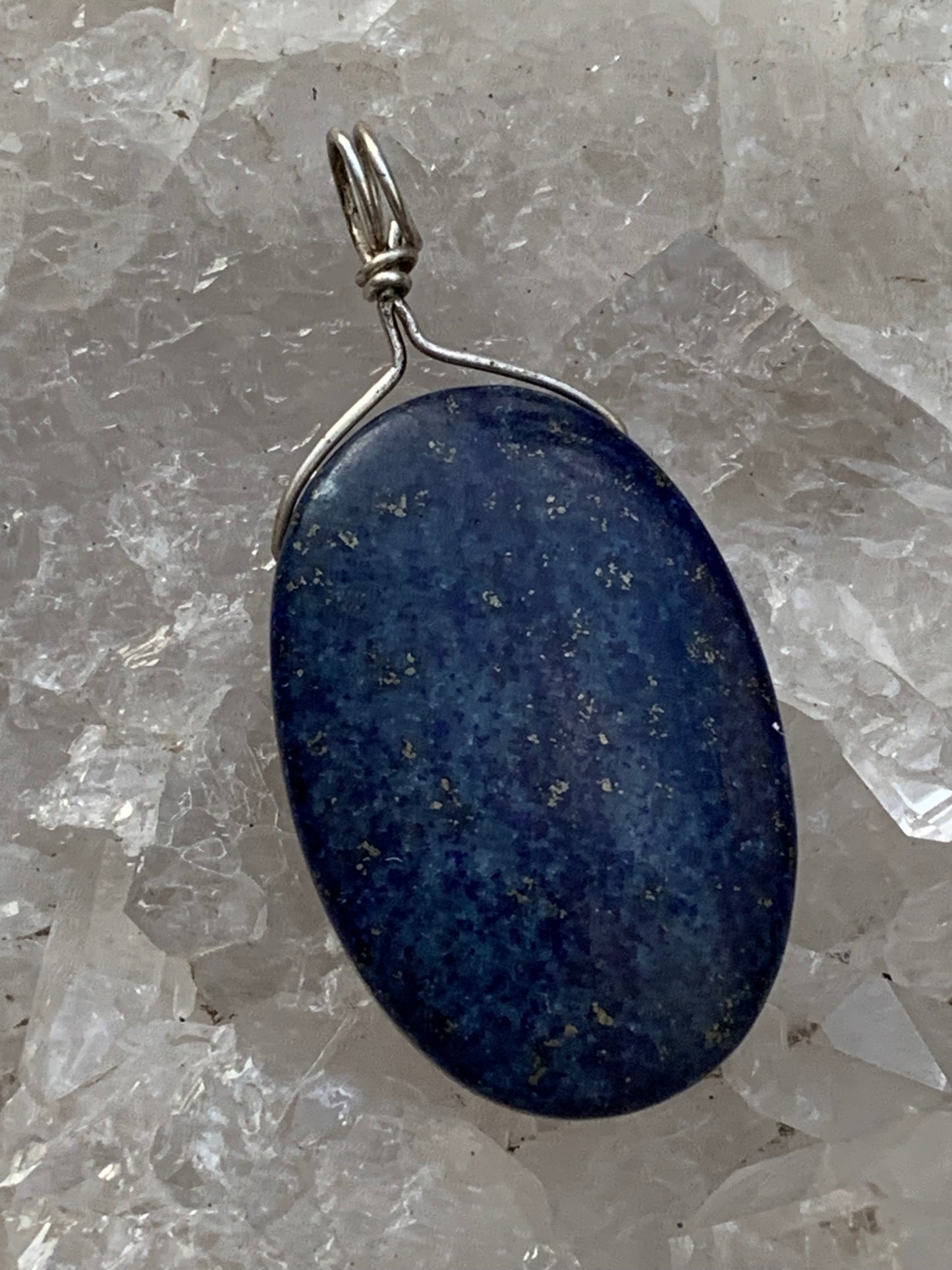 Lapis lazuli, pendentif en Argent 925, de 42 millimètres de hauteur x 20 millimètres de largeur x 7 d'épaisseur. Vendu avec un cordon réglable de couleur noire !