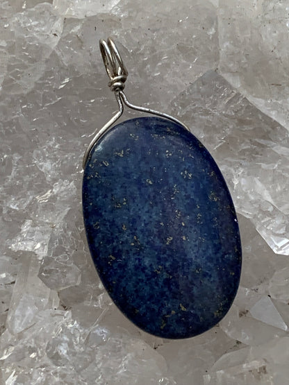 Lapis lazuli, pendentif en Argent 925, de 42 millimètres de hauteur x 20 millimètres de largeur x 7 d'épaisseur. Vendu avec un cordon réglable de couleur noire !