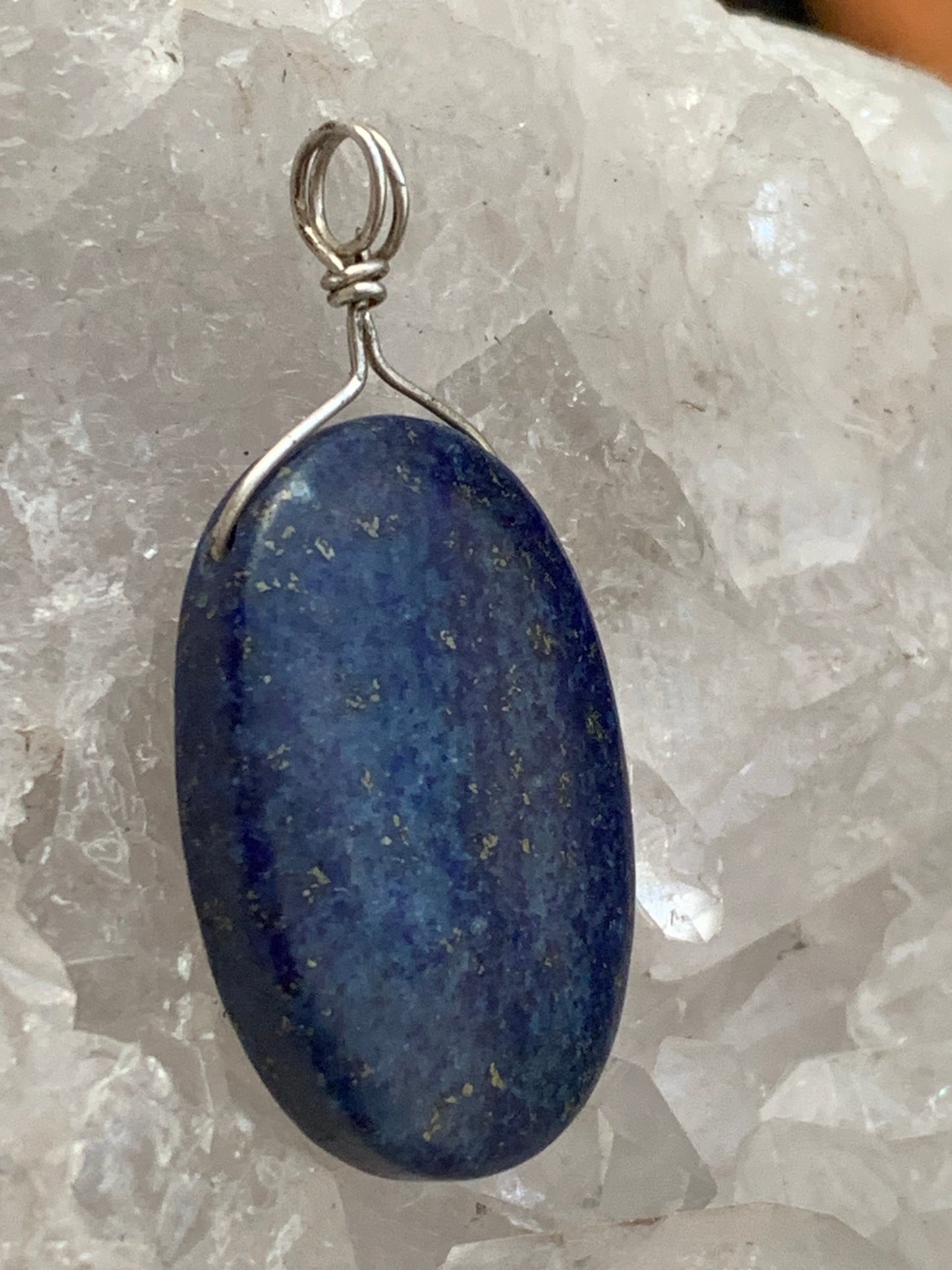 Lapis lazuli, pendentif en Argent 925, de 42 millimètres de hauteur x 20 millimètres de largeur x 7 d'épaisseur. Vendu avec un cordon réglable de couleur noire !