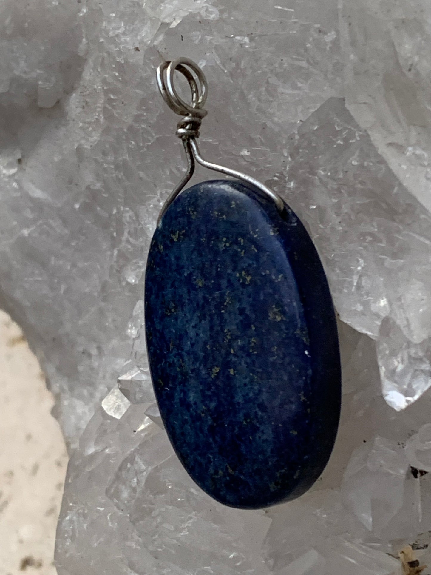 Lapis lazuli, pendentif en Argent 925, de 42 millimètres de hauteur x 20 millimètres de largeur x 7 d'épaisseur. Vendu avec un cordon réglable de couleur noire !
