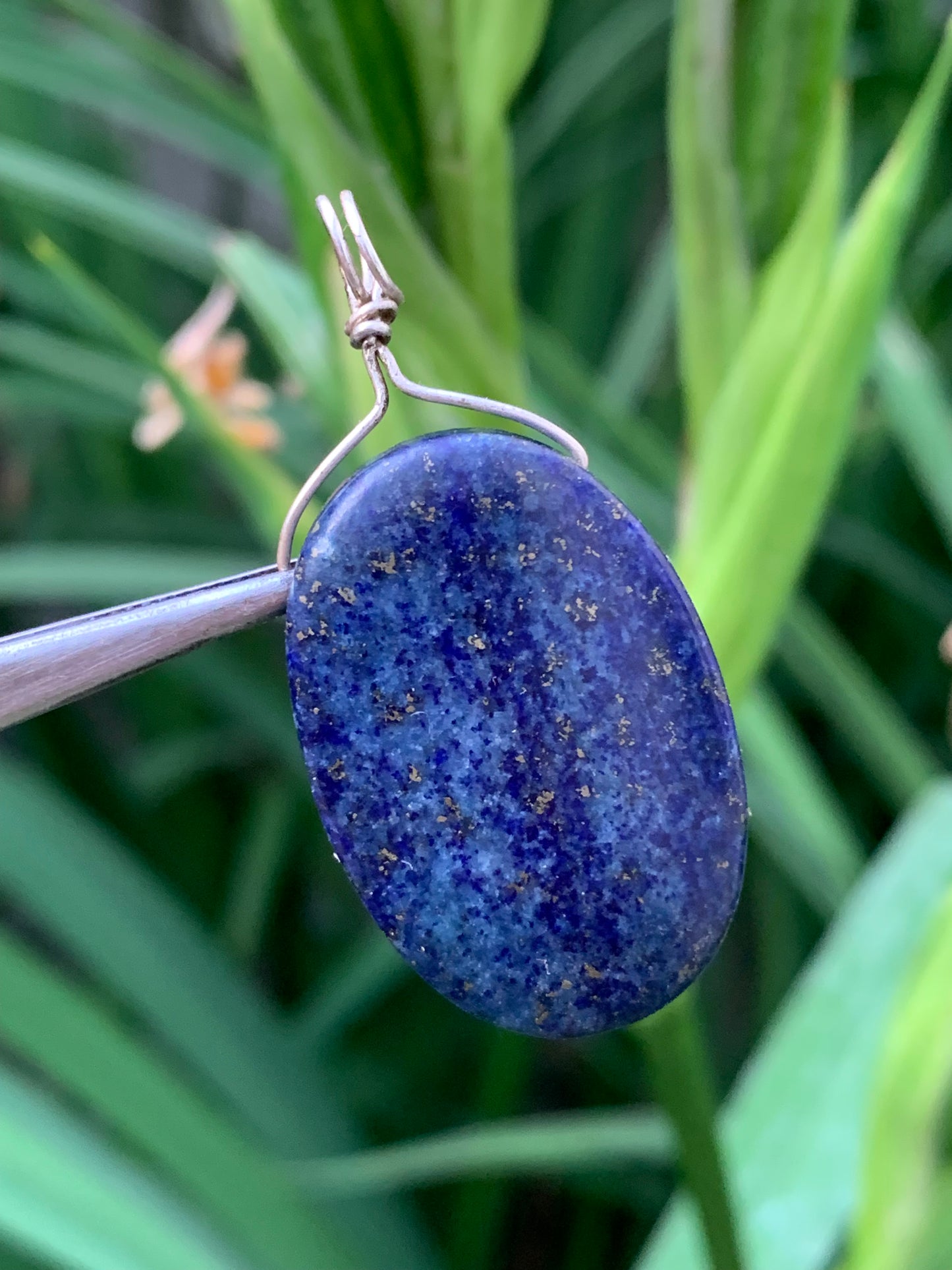 Lapis lazuli, pendentif en Argent 925, de 42 millimètres de hauteur x 20 millimètres de largeur x 7 d'épaisseur. Vendu avec un cordon réglable de couleur noire !