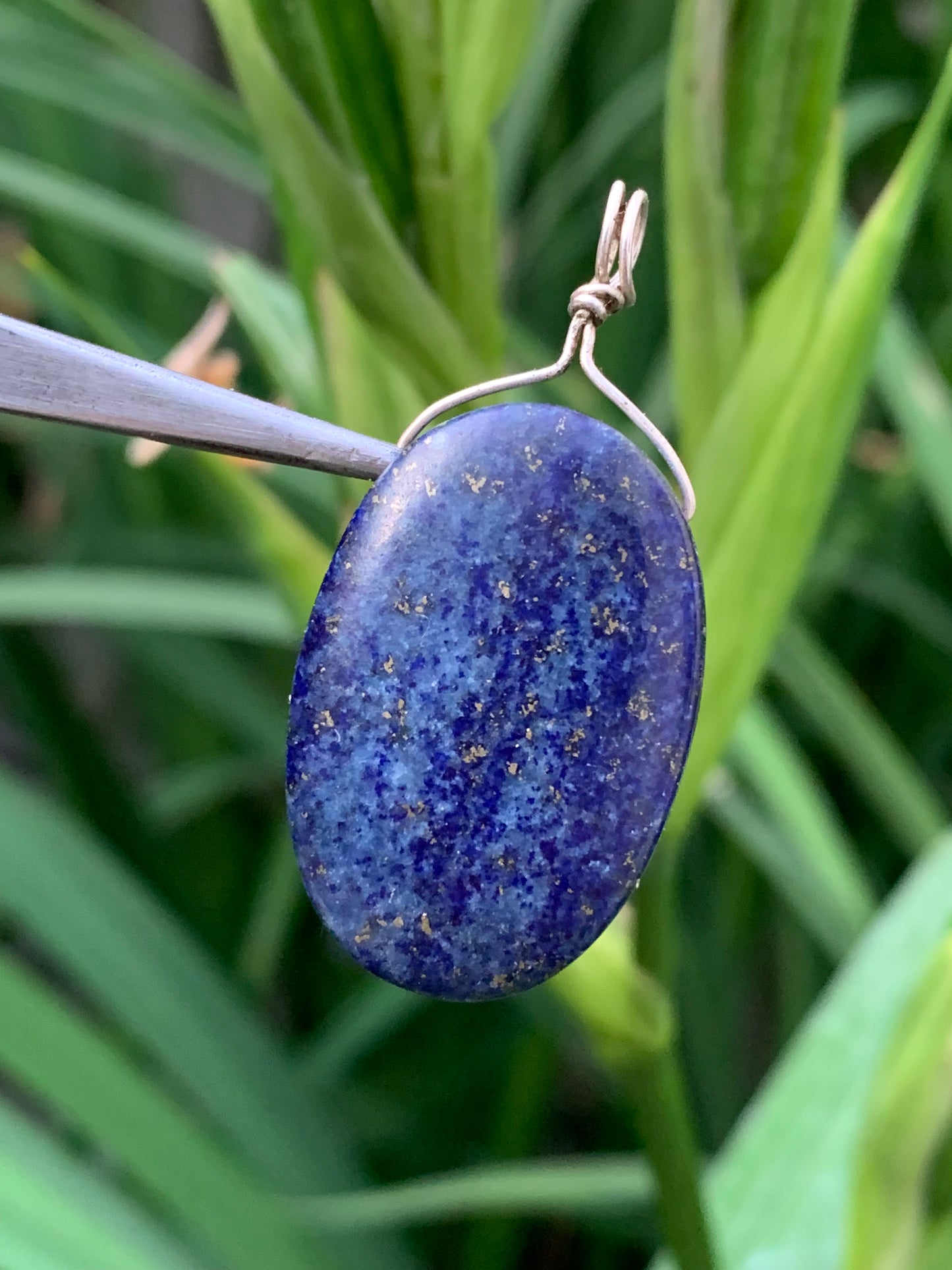 Lapis lazuli, pendentif en Argent 925, de 42 millimètres de hauteur x 20 millimètres de largeur x 7 d'épaisseur. Vendu avec un cordon réglable de couleur noire !