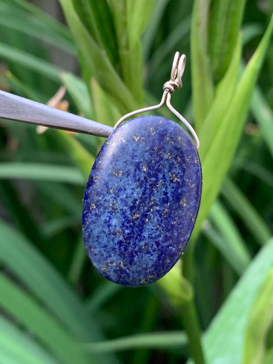 Lapis lazuli, pendentif en Argent 925, de 42 millimètres de hauteur x 20 millimètres de largeur x 7 d'épaisseur. Vendu avec un cordon réglable de couleur noire !