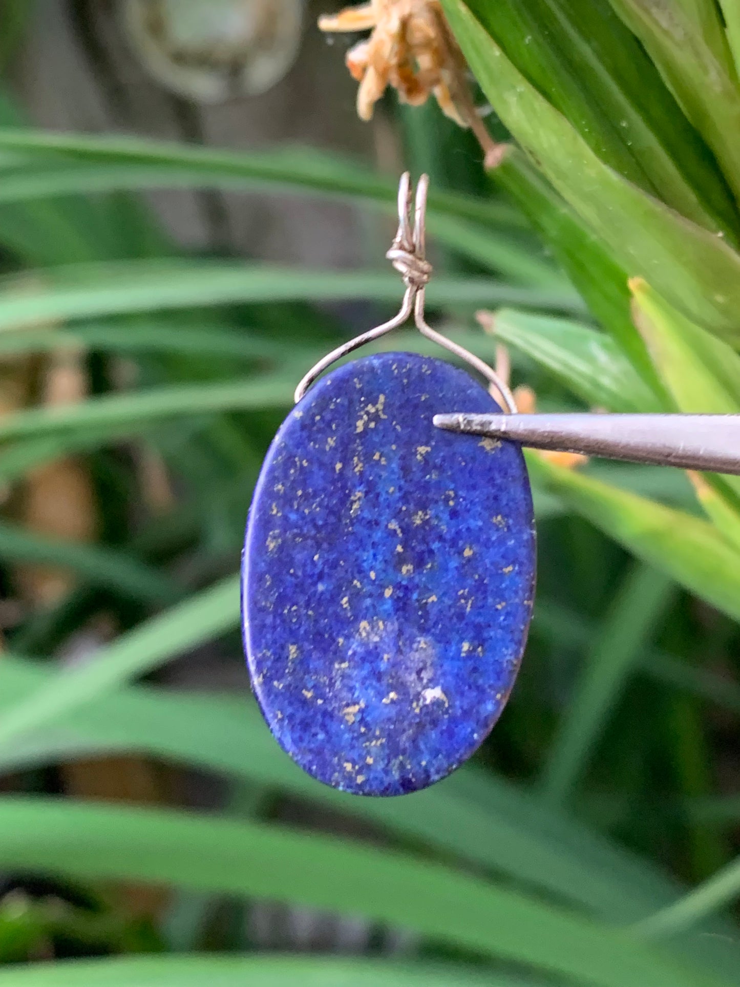 Lapis lazuli, pendentif en Argent 925, de 42 millimètres de hauteur x 20 millimètres de largeur x 7 d'épaisseur. Vendu avec un cordon réglable de couleur noire !