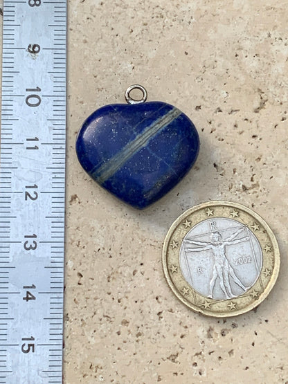 Lapis lazuli, pendentif 'Coeur', de 26 millimètres de hauteur x 25 millimètres de largeur x 8 d'épaisseur. Vendu avec un cordon réglable de couleur noire !