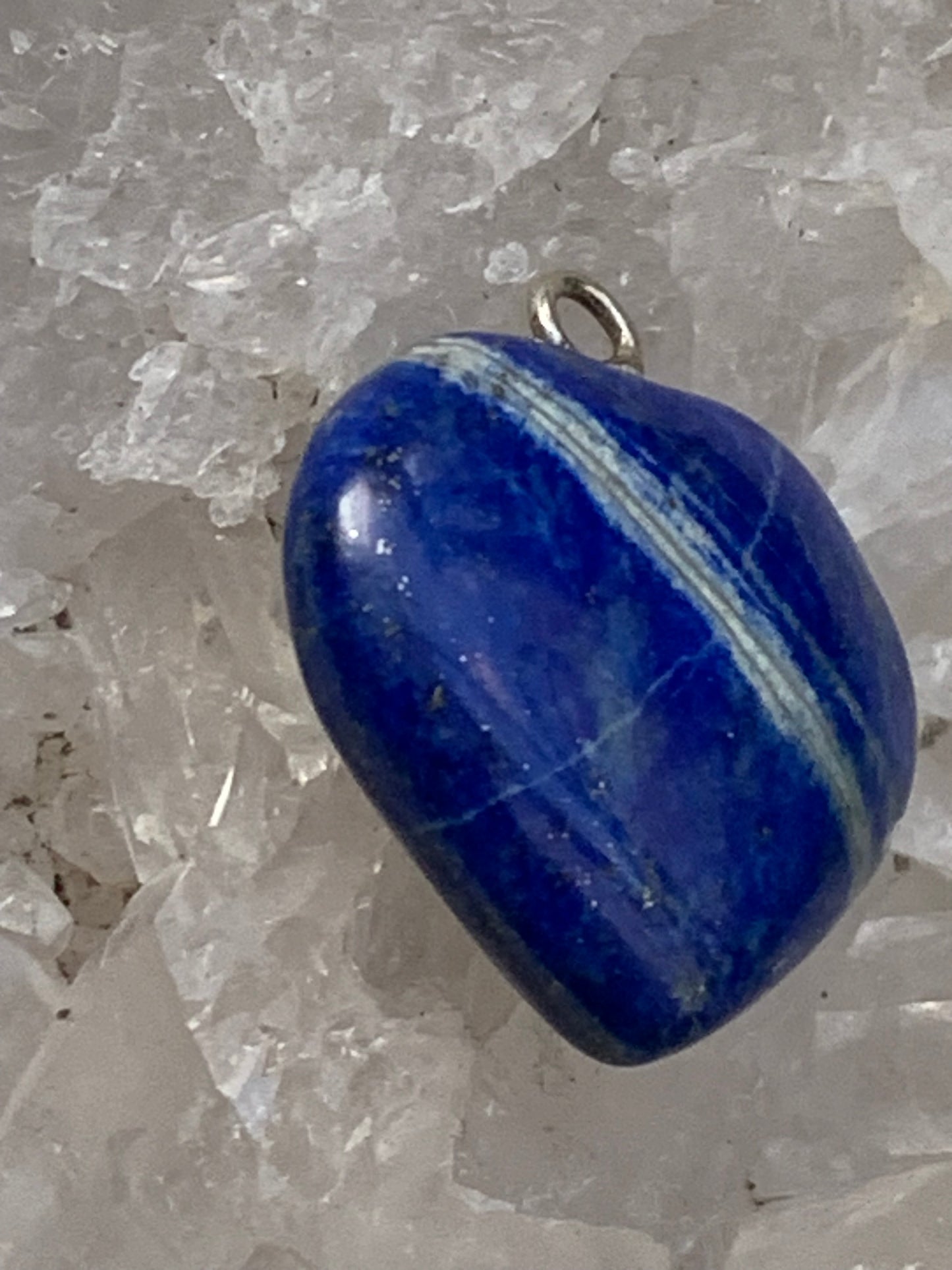 Lapis lazuli, pendentif 'Coeur', de 26 millimètres de hauteur x 25 millimètres de largeur x 8 d'épaisseur. Vendu avec un cordon réglable de couleur noire !