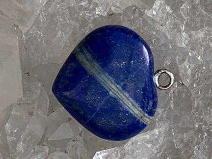 Lapis lazuli, pendentif 'Coeur', de 26 millimètres de hauteur x 25 millimètres de largeur x 8 d'épaisseur. Vendu avec un cordon réglable de couleur noire !