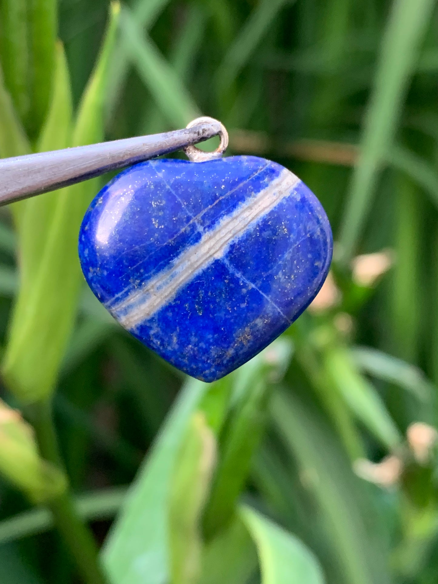 Lapis lazuli, pendentif 'Coeur', de 26 millimètres de hauteur x 25 millimètres de largeur x 8 d'épaisseur. Vendu avec un cordon réglable de couleur noire !