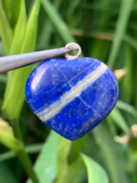 Lapis lazuli, pendentif 'Coeur', de 26 millimètres de hauteur x 25 millimètres de largeur x 8 d'épaisseur. Vendu avec un cordon réglable de couleur noire !