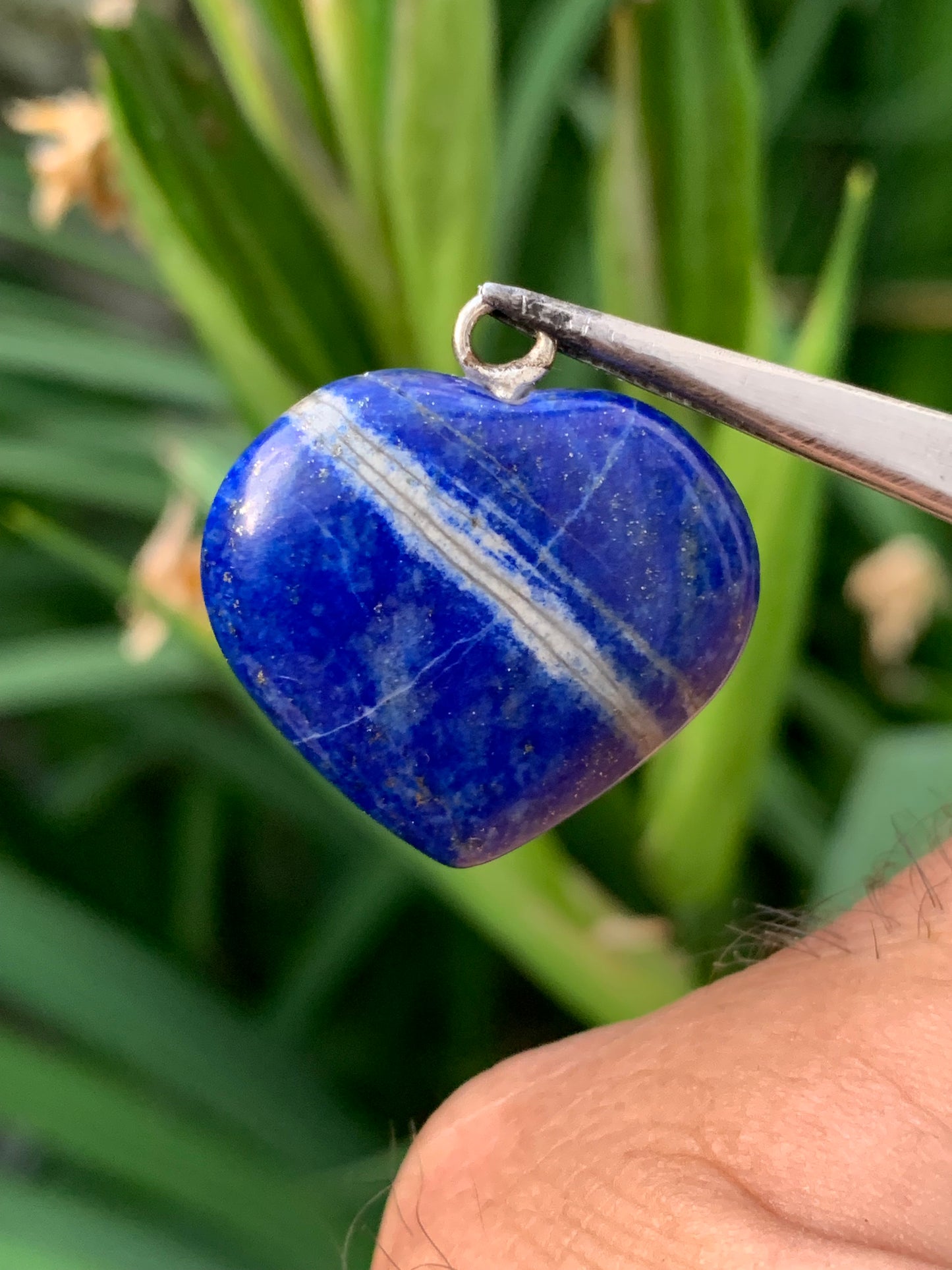 Lapis lazuli, pendentif 'Coeur', de 26 millimètres de hauteur x 25 millimètres de largeur x 8 d'épaisseur. Vendu avec un cordon réglable de couleur noire !