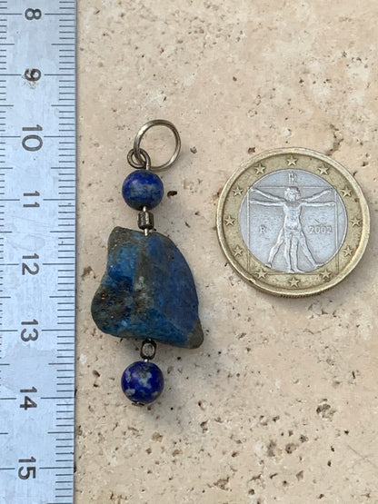 Lapis lazuli, pendentif en Argent 925, pièce brute avec 2 perles, de 46 millimètres de hauteur x 15 millimètres de largeur x 12 d'épaisseur. Vendu avec un cordon réglable de couleur noire !