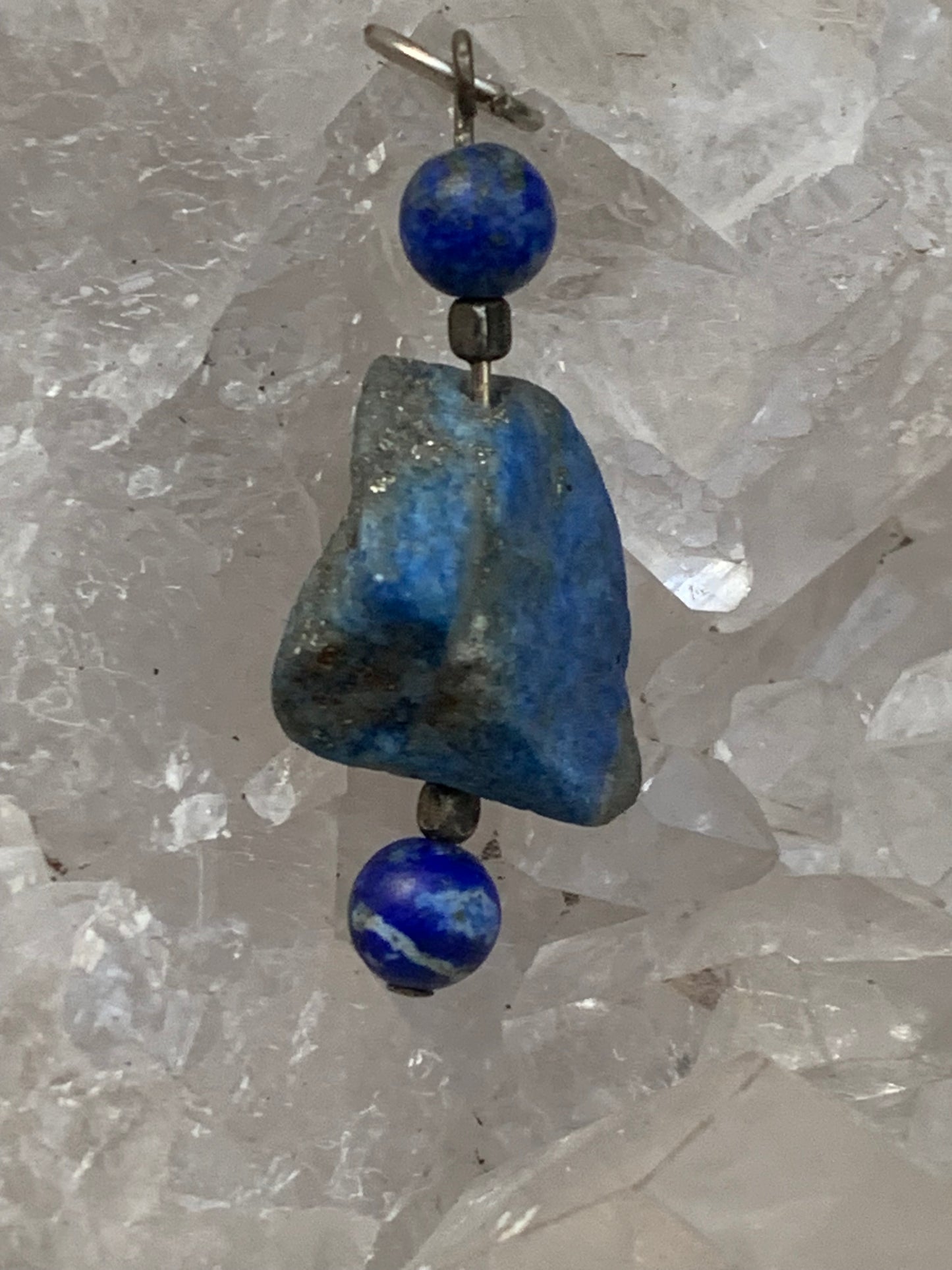 Lapis lazuli, pendentif en Argent 925, pièce brute avec 2 perles, de 46 millimètres de hauteur x 15 millimètres de largeur x 12 d'épaisseur. Vendu avec un cordon réglable de couleur noire !