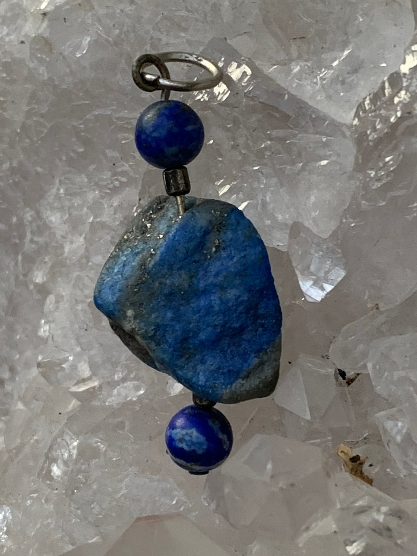 Lapis lazuli, pendentif en Argent 925, pièce brute avec 2 perles, de 46 millimètres de hauteur x 15 millimètres de largeur x 12 d'épaisseur. Vendu avec un cordon réglable de couleur noire !