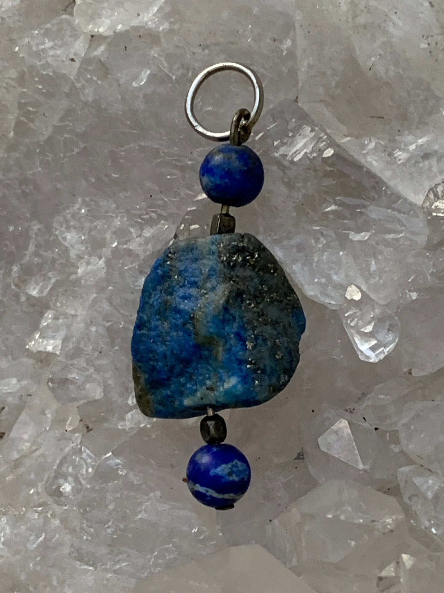 Lapis lazuli, pendentif en Argent 925, pièce brute avec 2 perles, de 46 millimètres de hauteur x 15 millimètres de largeur x 12 d'épaisseur. Vendu avec un cordon réglable de couleur noire !