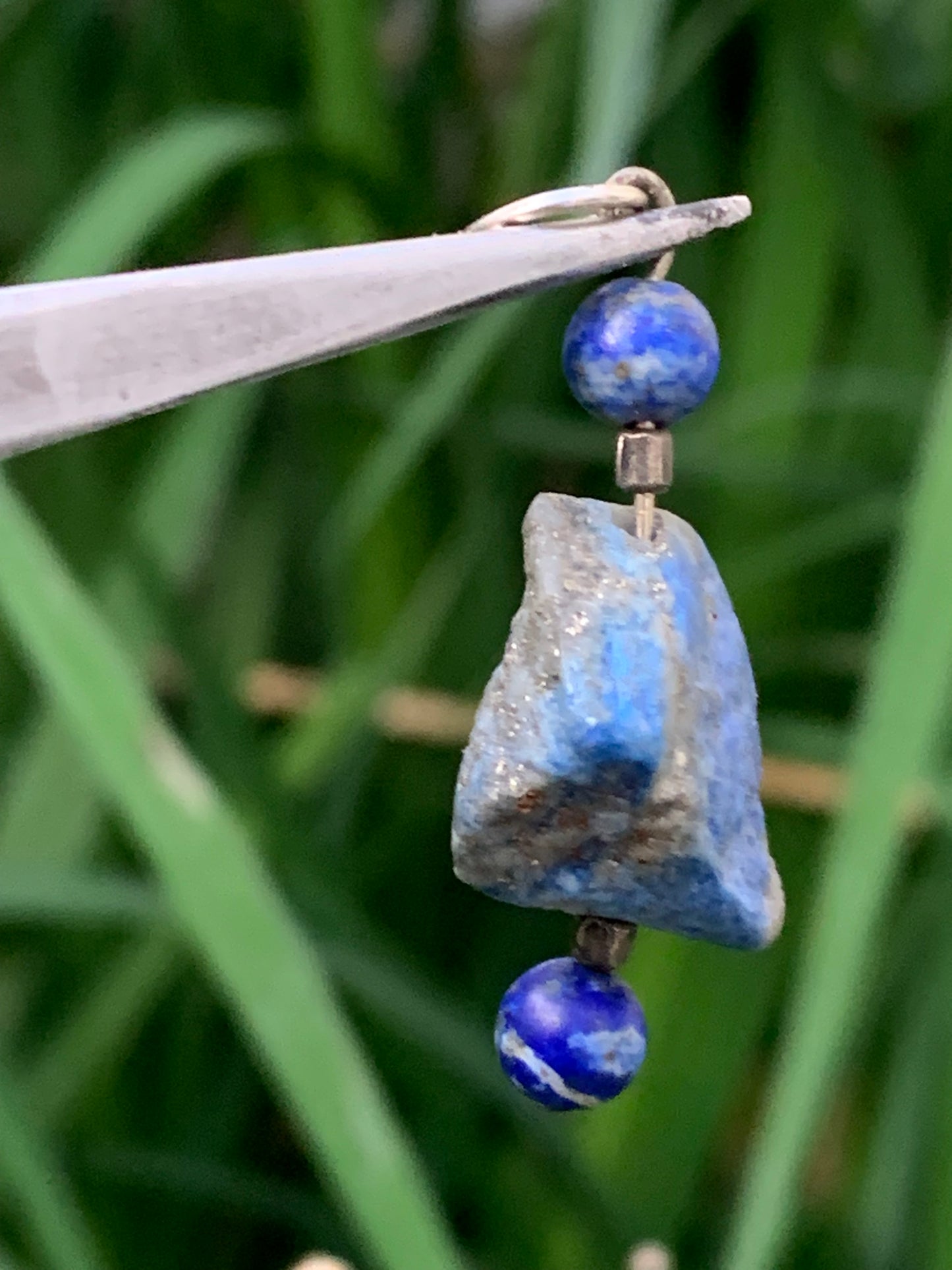 Lapis lazuli, pendentif en Argent 925, pièce brute avec 2 perles, de 46 millimètres de hauteur x 15 millimètres de largeur x 12 d'épaisseur. Vendu avec un cordon réglable de couleur noire !