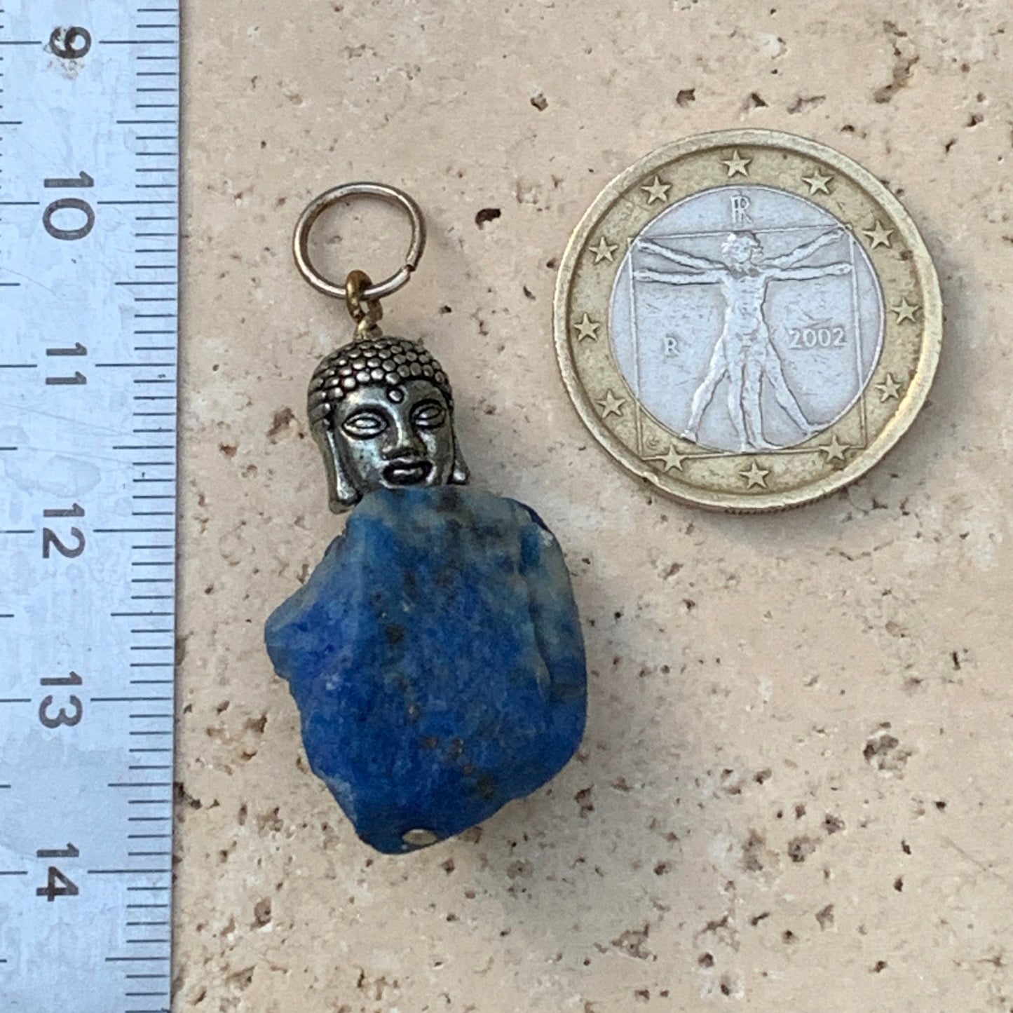 Lapis lazuli, pendentif en Argent 925, pièce brute avec perle de Bouddha, de 40 millimètres de hauteur x 18 millimètres de largeur x 12 d'épaisseur. Vendu avec un cordon réglable de couleur noire !