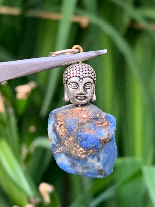 Lapis lazuli, pendentif en Argent 925, pièce brute avec perle de Bouddha, de 40 millimètres de hauteur x 18 millimètres de largeur x 12 d'épaisseur. Vendu avec un cordon réglable de couleur noire !