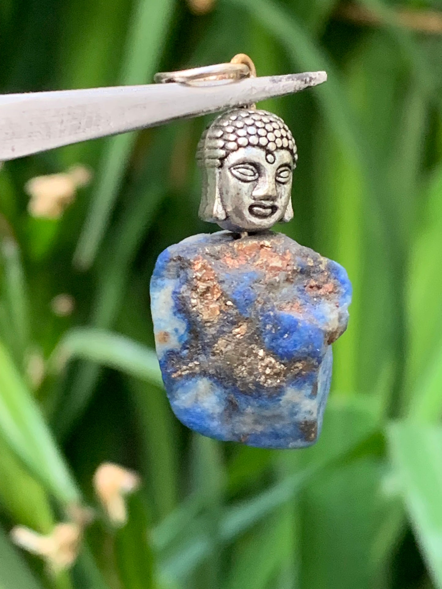 Lapis lazuli, pendentif en Argent 925, pièce brute avec perle de Bouddha, de 40 millimètres de hauteur x 18 millimètres de largeur x 12 d'épaisseur. Vendu avec un cordon réglable de couleur noire !