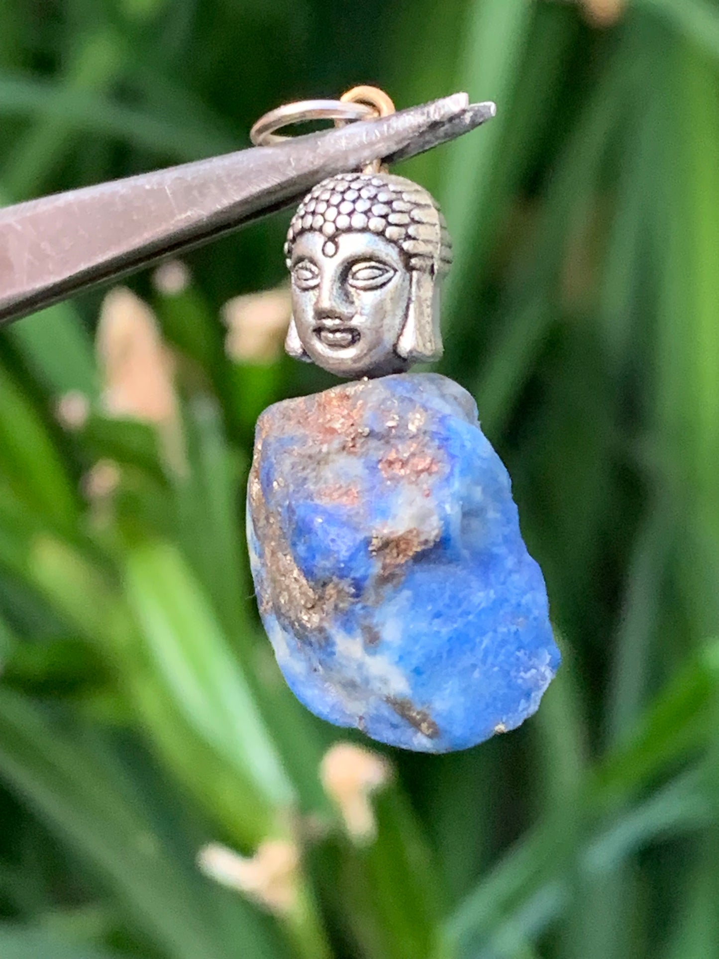 Lapis lazuli, pendentif en Argent 925, pièce brute avec perle de Bouddha, de 40 millimètres de hauteur x 18 millimètres de largeur x 12 d'épaisseur. Vendu avec un cordon réglable de couleur noire !