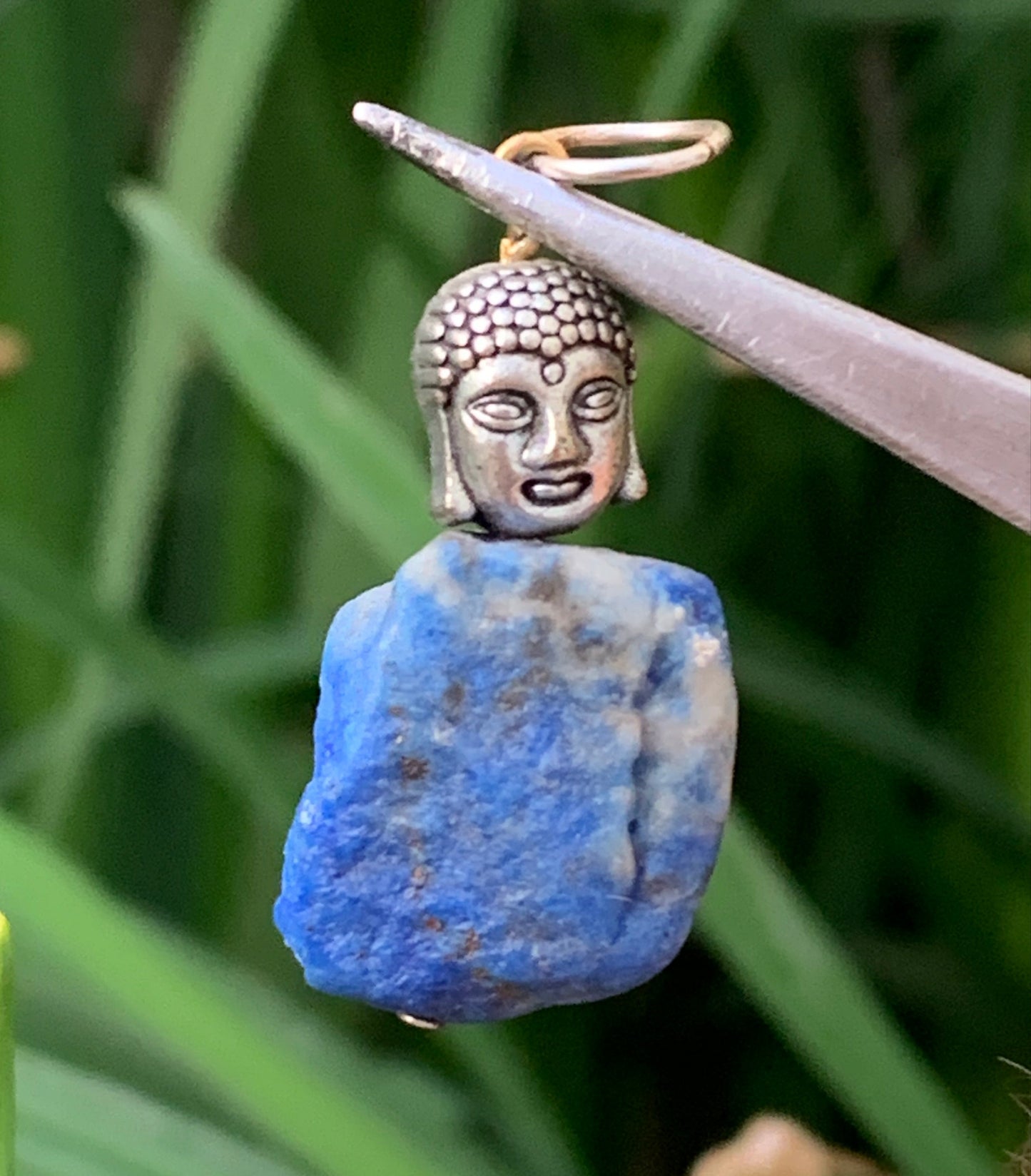 Lapis lazuli, pendentif en Argent 925, pièce brute avec perle de Bouddha, de 40 millimètres de hauteur x 18 millimètres de largeur x 12 d'épaisseur. Vendu avec un cordon réglable de couleur noire !