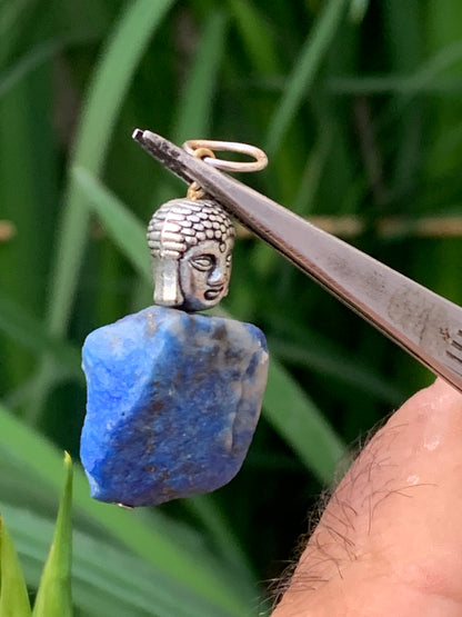 Lapis lazuli, pendentif en Argent 925, pièce brute avec perle de Bouddha, de 40 millimètres de hauteur x 18 millimètres de largeur x 12 d'épaisseur. Vendu avec un cordon réglable de couleur noire !