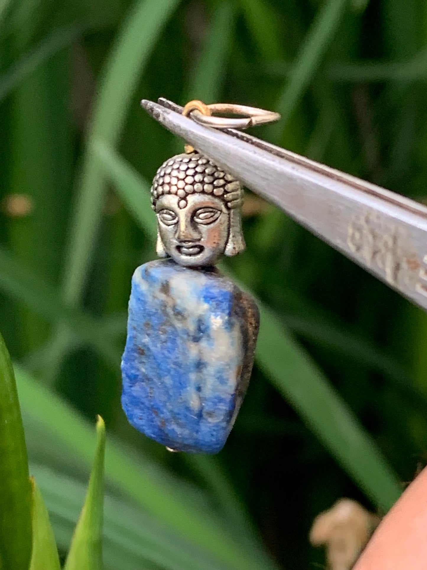 Lapis lazuli, pendentif en Argent 925, pièce brute avec perle de Bouddha, de 40 millimètres de hauteur x 18 millimètres de largeur x 12 d'épaisseur. Vendu avec un cordon réglable de couleur noire !