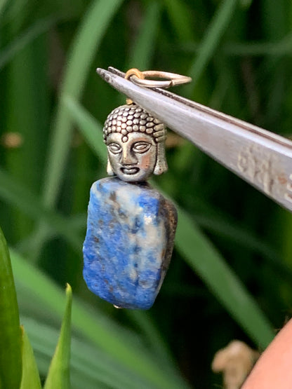 Lapis lazuli, pendentif en Argent 925, pièce brute avec perle de Bouddha, de 40 millimètres de hauteur x 18 millimètres de largeur x 12 d'épaisseur. Vendu avec un cordon réglable de couleur noire !