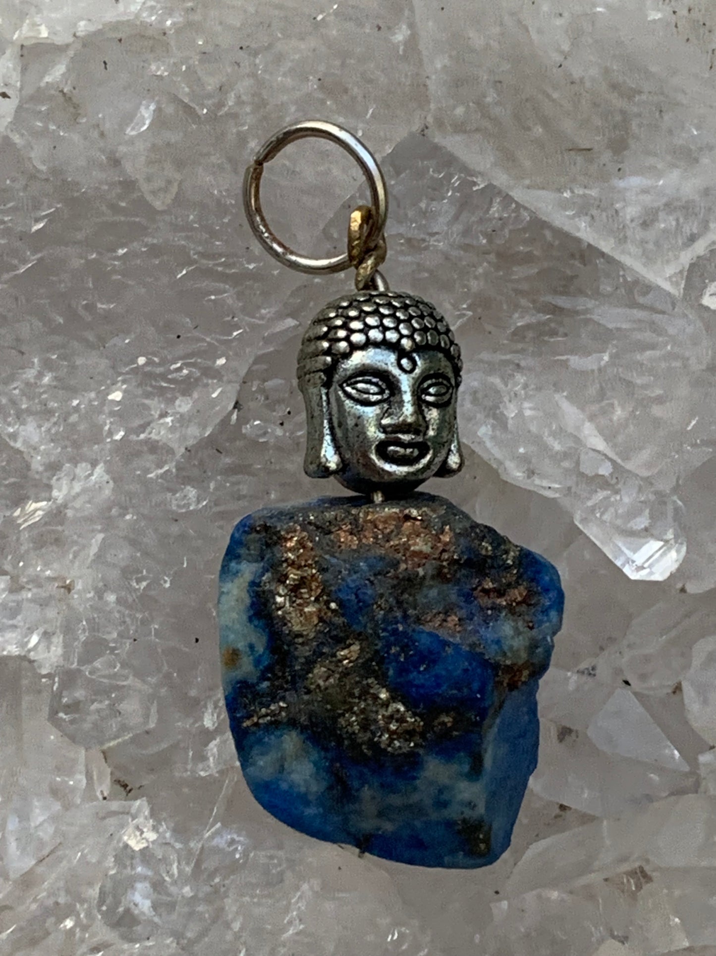 Lapis lazuli, pendentif en Argent 925, pièce brute avec perle de Bouddha, de 40 millimètres de hauteur x 18 millimètres de largeur x 12 d'épaisseur. Vendu avec un cordon réglable de couleur noire !