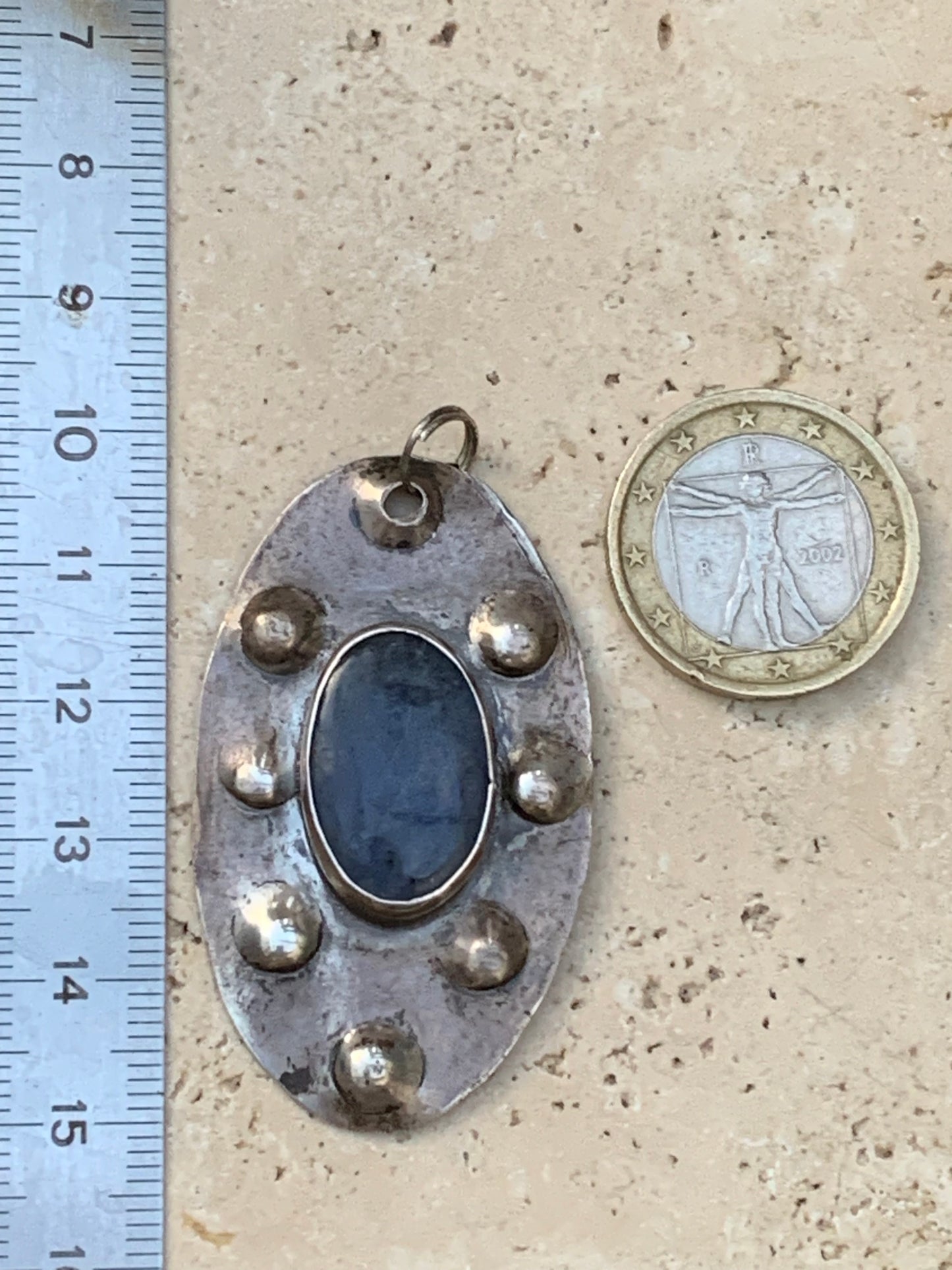 Lapis lazuli, superbe pendentif en laiton argenté, de 52 millimètres de hauteur x 30 millimètres de largeur x 6 d'épaisseur. Vendu avec un cordon réglable de couleur noire !