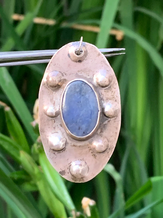 Lapis lazuli, superbe pendentif en laiton argenté, de 52 millimètres de hauteur x 30 millimètres de largeur x 6 d'épaisseur. Vendu avec un cordon réglable de couleur noire !