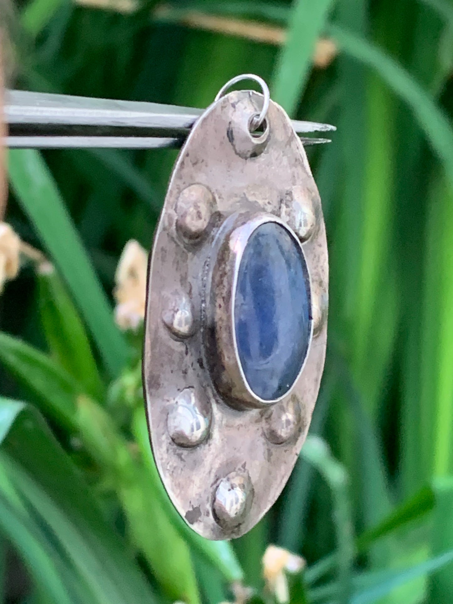 Lapis lazuli, superbe pendentif en laiton argenté, de 52 millimètres de hauteur x 30 millimètres de largeur x 6 d'épaisseur. Vendu avec un cordon réglable de couleur noire !