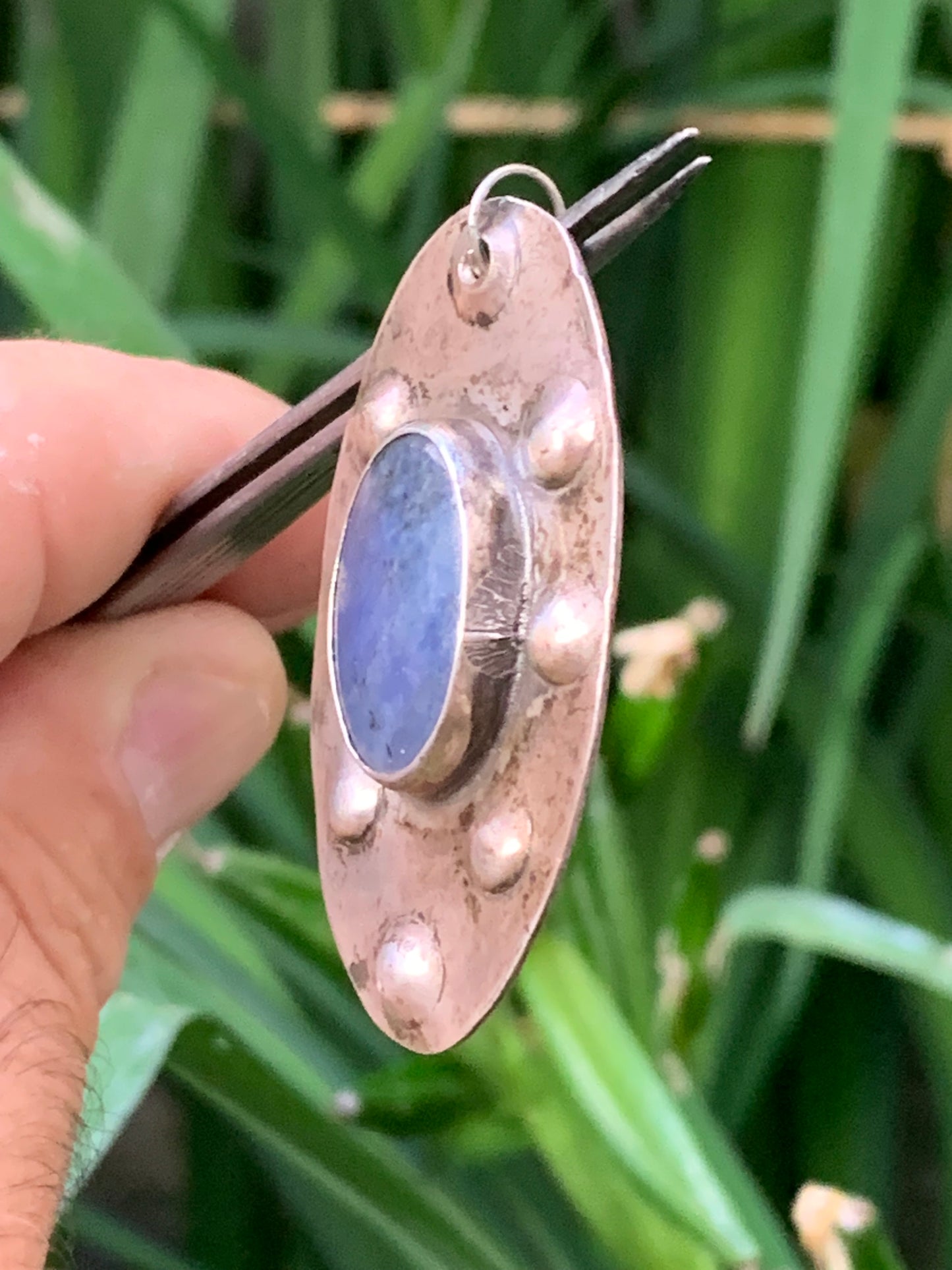 Lapis lazuli, superbe pendentif en laiton argenté, de 52 millimètres de hauteur x 30 millimètres de largeur x 6 d'épaisseur. Vendu avec un cordon réglable de couleur noire !