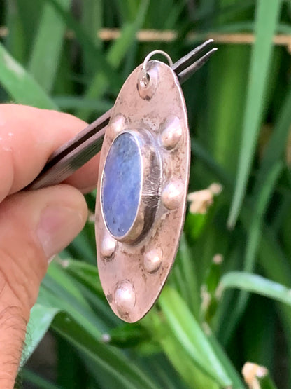 Lapis lazuli, superbe pendentif en laiton argenté, de 52 millimètres de hauteur x 30 millimètres de largeur x 6 d'épaisseur. Vendu avec un cordon réglable de couleur noire !