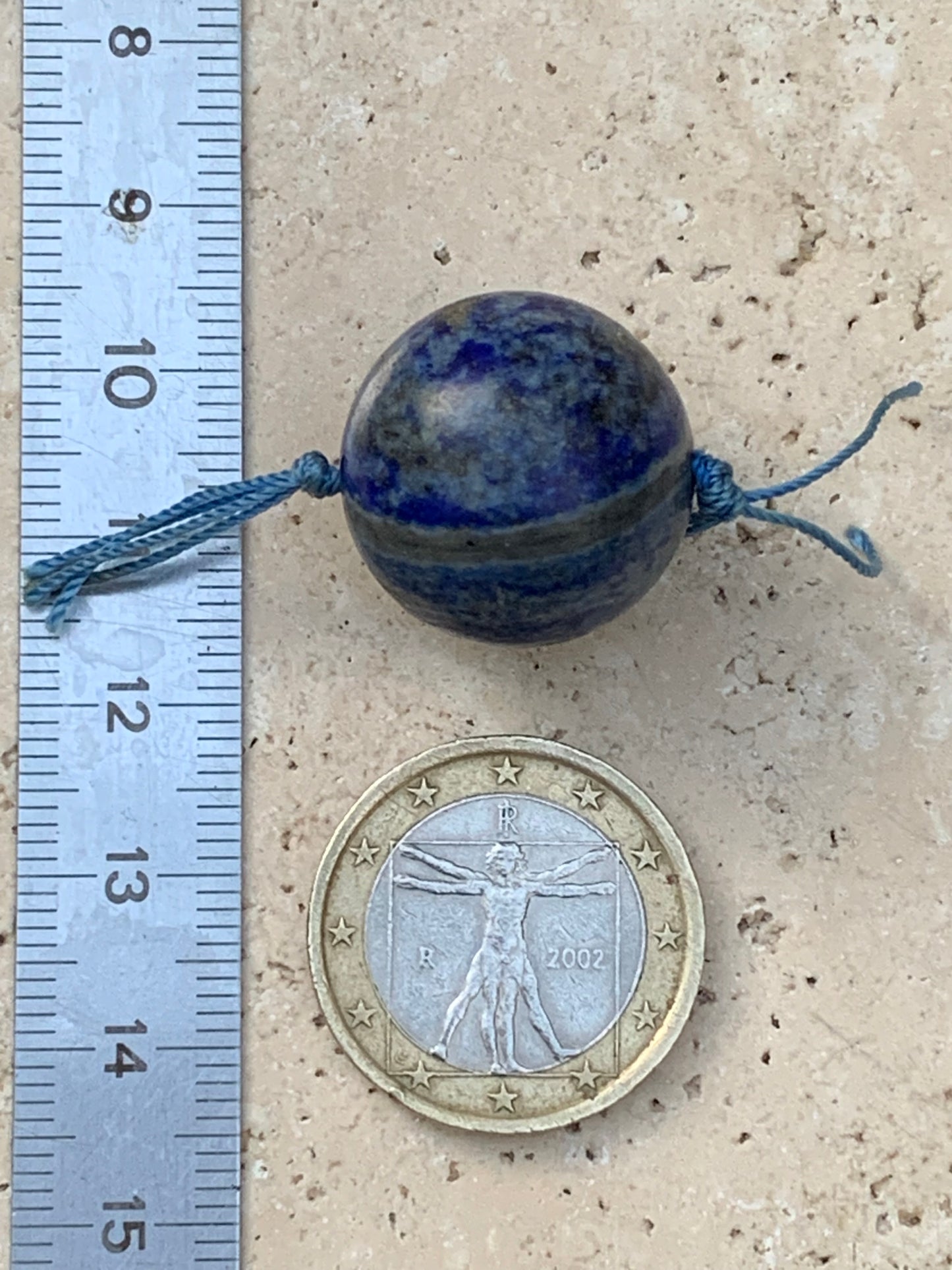 Lapis lazuli, pendentif en perle de 20 millimètres de diamètre. Vendu avec un cordon réglable de couleur noire !