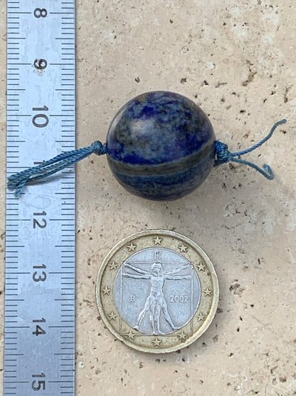 Lapis lazuli, pendentif en perle de 20 millimètres de diamètre. Vendu avec un cordon réglable de couleur noire !