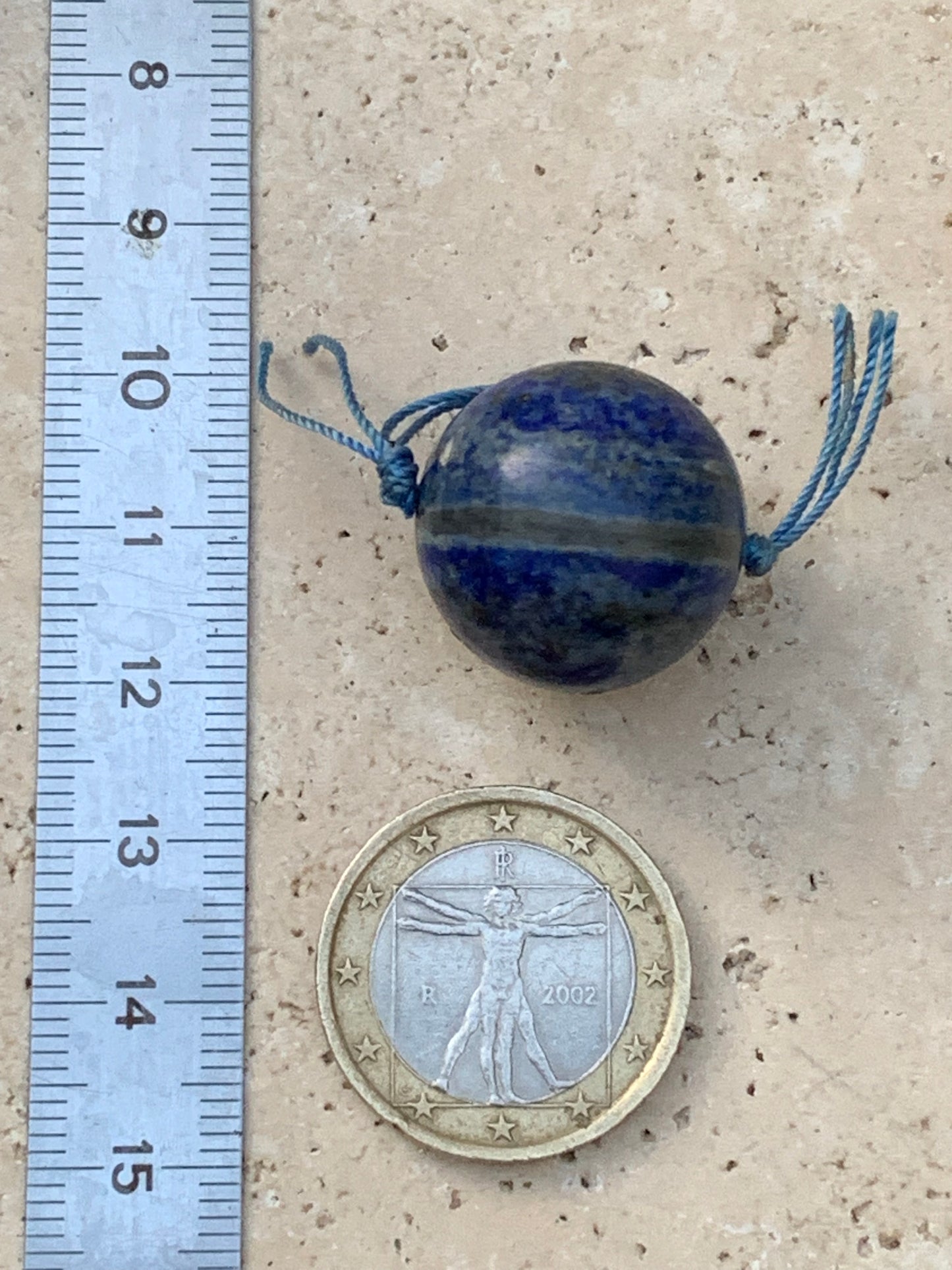 Lapis lazuli, pendentif en perle de 20 millimètres de diamètre. Vendu avec un cordon réglable de couleur noire !