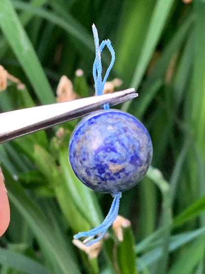 Lapis lazuli, pendentif en perle de 20 millimètres de diamètre. Vendu avec un cordon réglable de couleur noire !