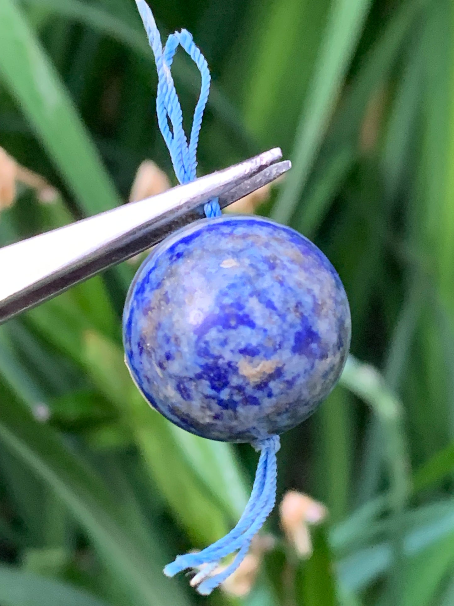Lapis lazuli, pendentif en perle de 20 millimètres de diamètre. Vendu avec un cordon réglable de couleur noire !