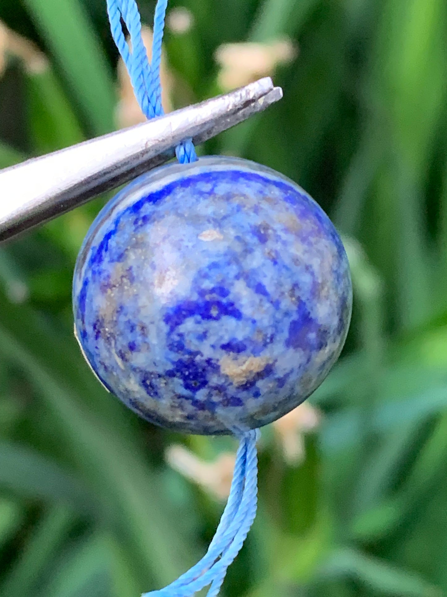 Lapis lazuli, pendentif en perle de 20 millimètres de diamètre. Vendu avec un cordon réglable de couleur noire !