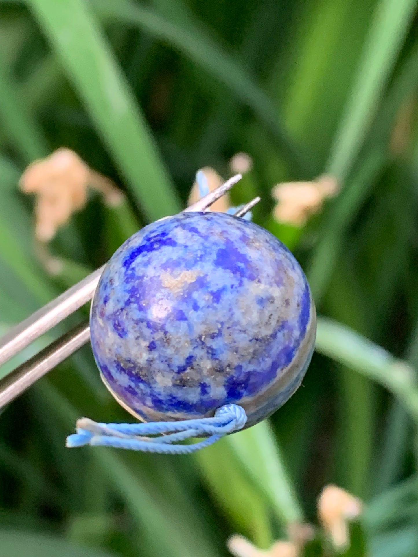 Lapis lazuli, pendentif en perle de 20 millimètres de diamètre. Vendu avec un cordon réglable de couleur noire !