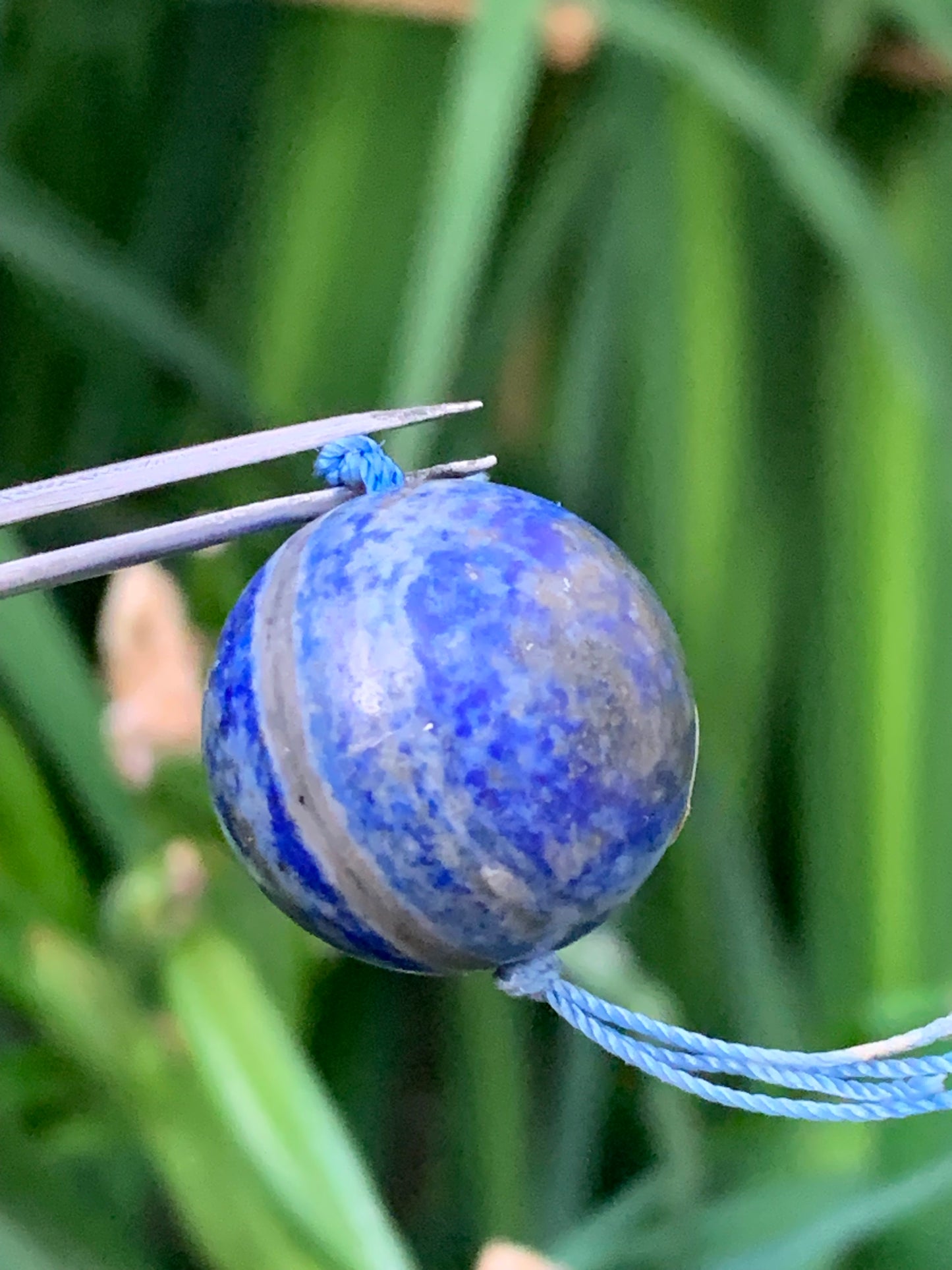 Lapis lazuli, pendentif en perle de 20 millimètres de diamètre. Vendu avec un cordon réglable de couleur noire !