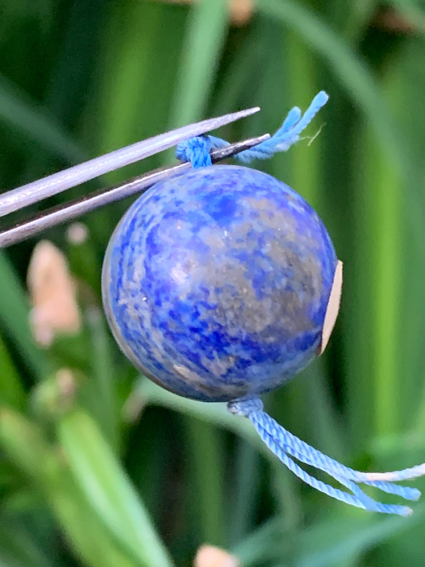 Lapis lazuli, pendentif en perle de 20 millimètres de diamètre. Vendu avec un cordon réglable de couleur noire !
