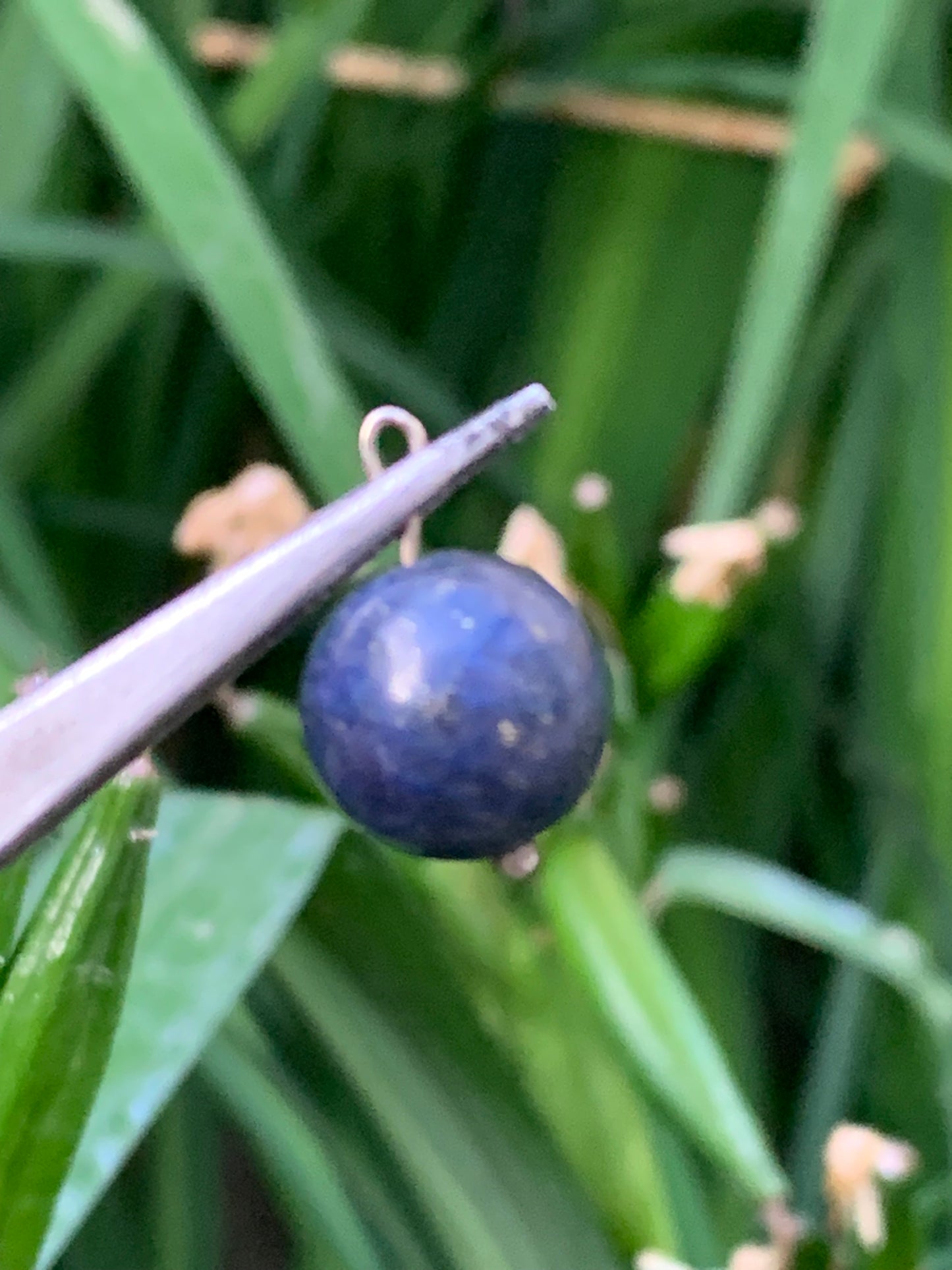 Lapis lazuli, pendentif en perle de 12 millimètres de diamètre. Vendu avec un cordon réglable de couleur noire !