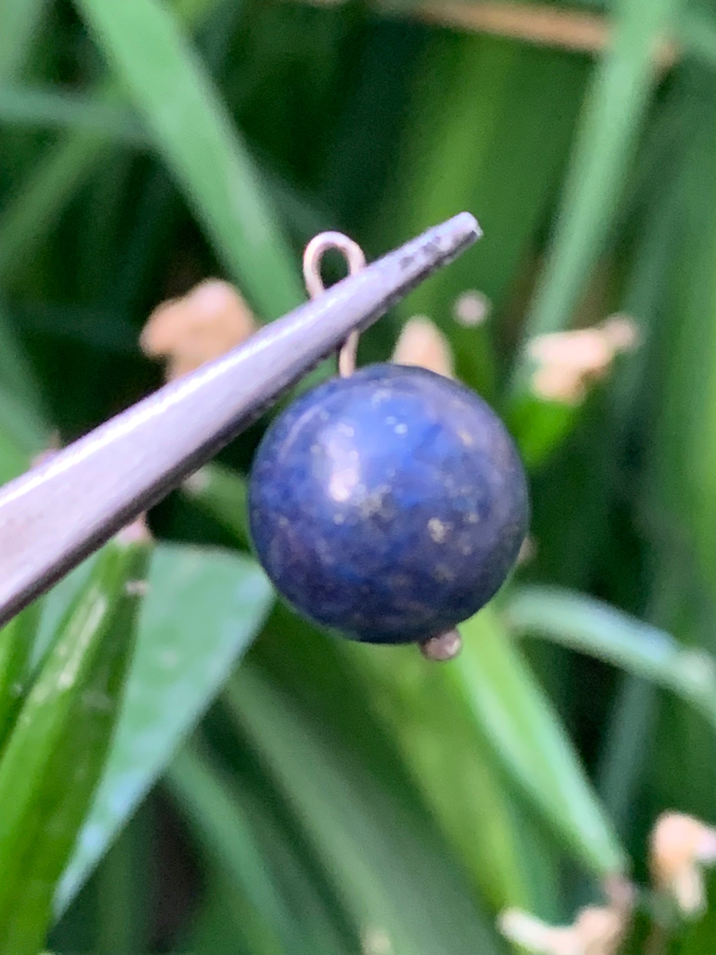 Lapis lazuli, pendentif en perle de 12 millimètres de diamètre. Vendu avec un cordon réglable de couleur noire !