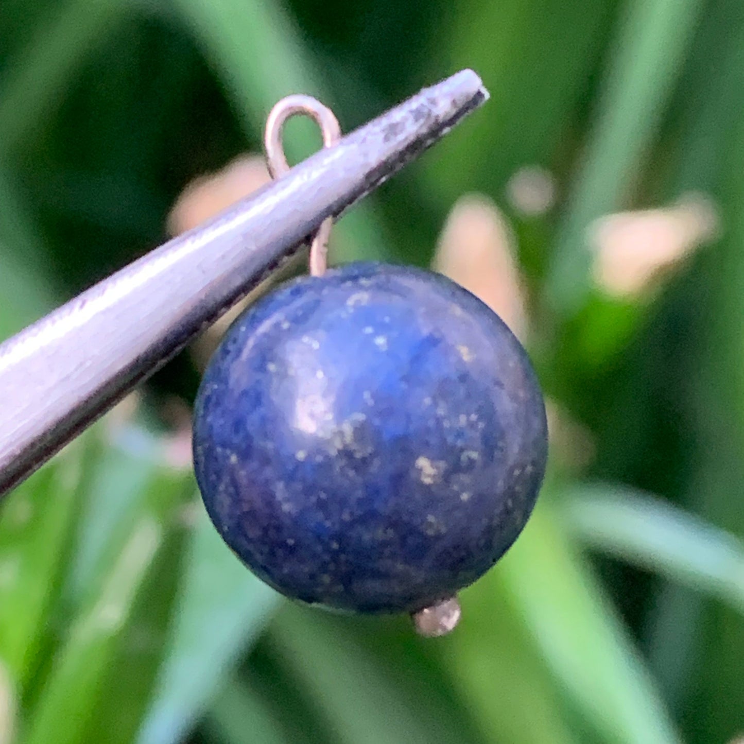 Lapis lazuli, pendentif en perle de 12 millimètres de diamètre. Vendu avec un cordon réglable de couleur noire !
