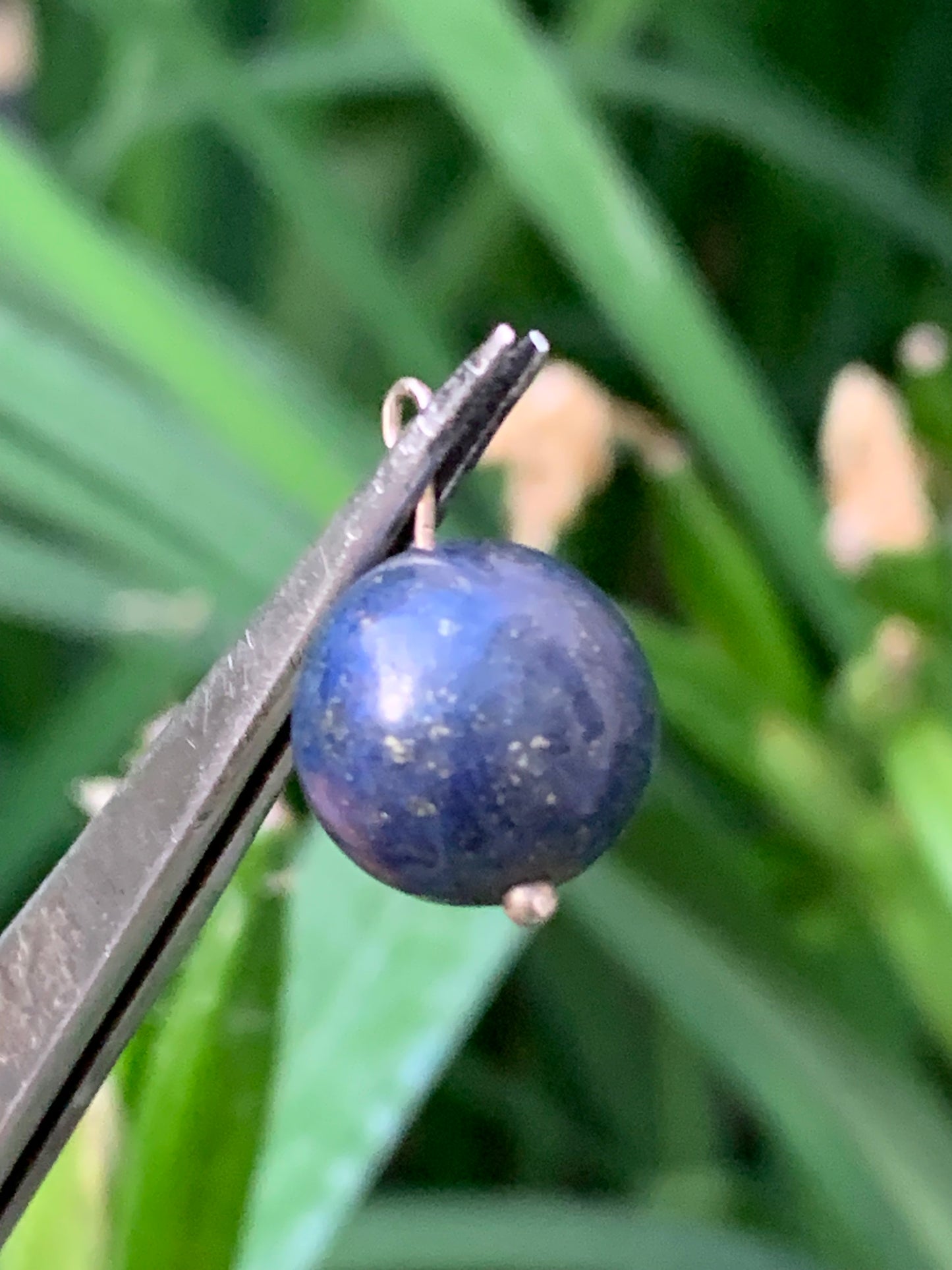 Lapis lazuli, pendentif en perle de 12 millimètres de diamètre. Vendu avec un cordon réglable de couleur noire !