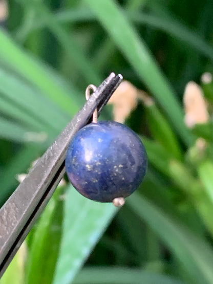 Lapis lazuli, pendentif en perle de 12 millimètres de diamètre. Vendu avec un cordon réglable de couleur noire !