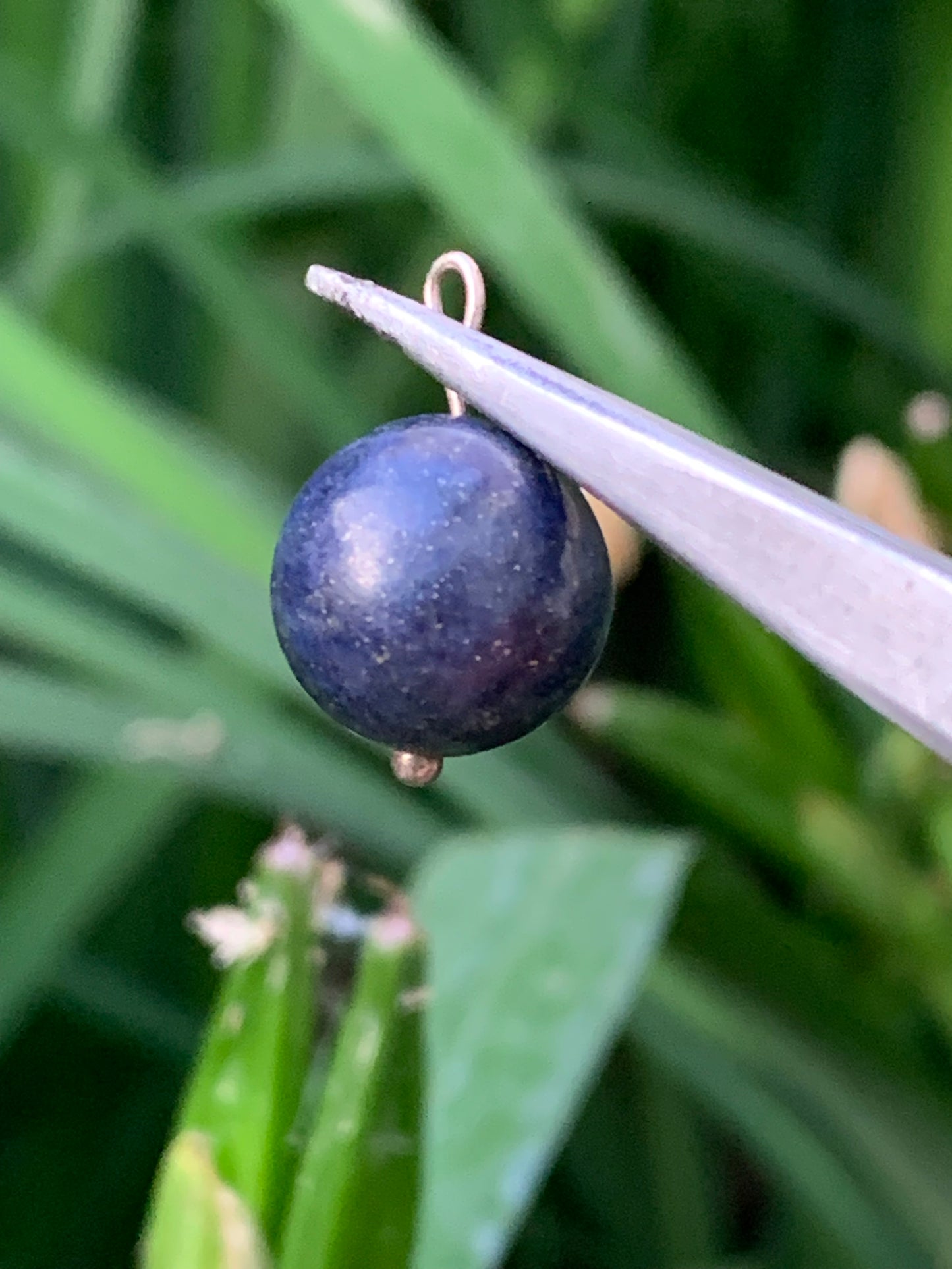 Lapis lazuli, pendentif en perle de 12 millimètres de diamètre. Vendu avec un cordon réglable de couleur noire !