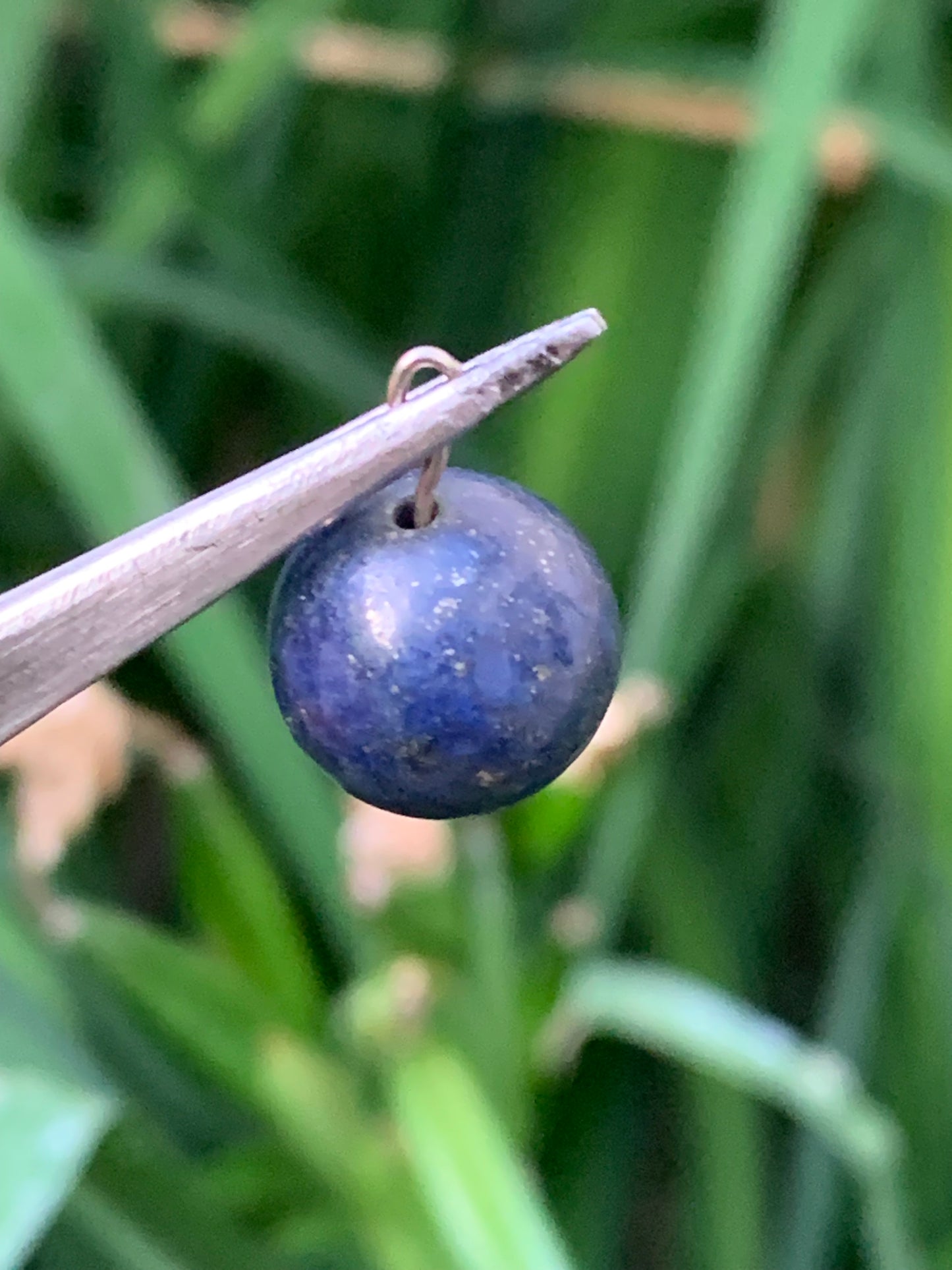 Lapis lazuli, pendentif en perle de 12 millimètres de diamètre. Vendu avec un cordon réglable de couleur noire !