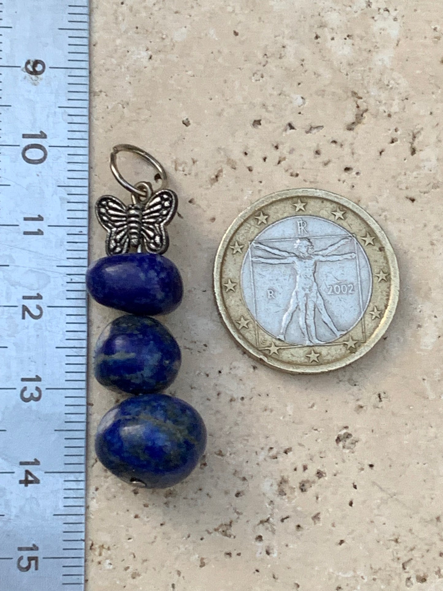 Lapis lazuli, pendentif de 42 millimètres de hauteur x 14 x 14. Vendu avec un cordon réglable de couleur noire !